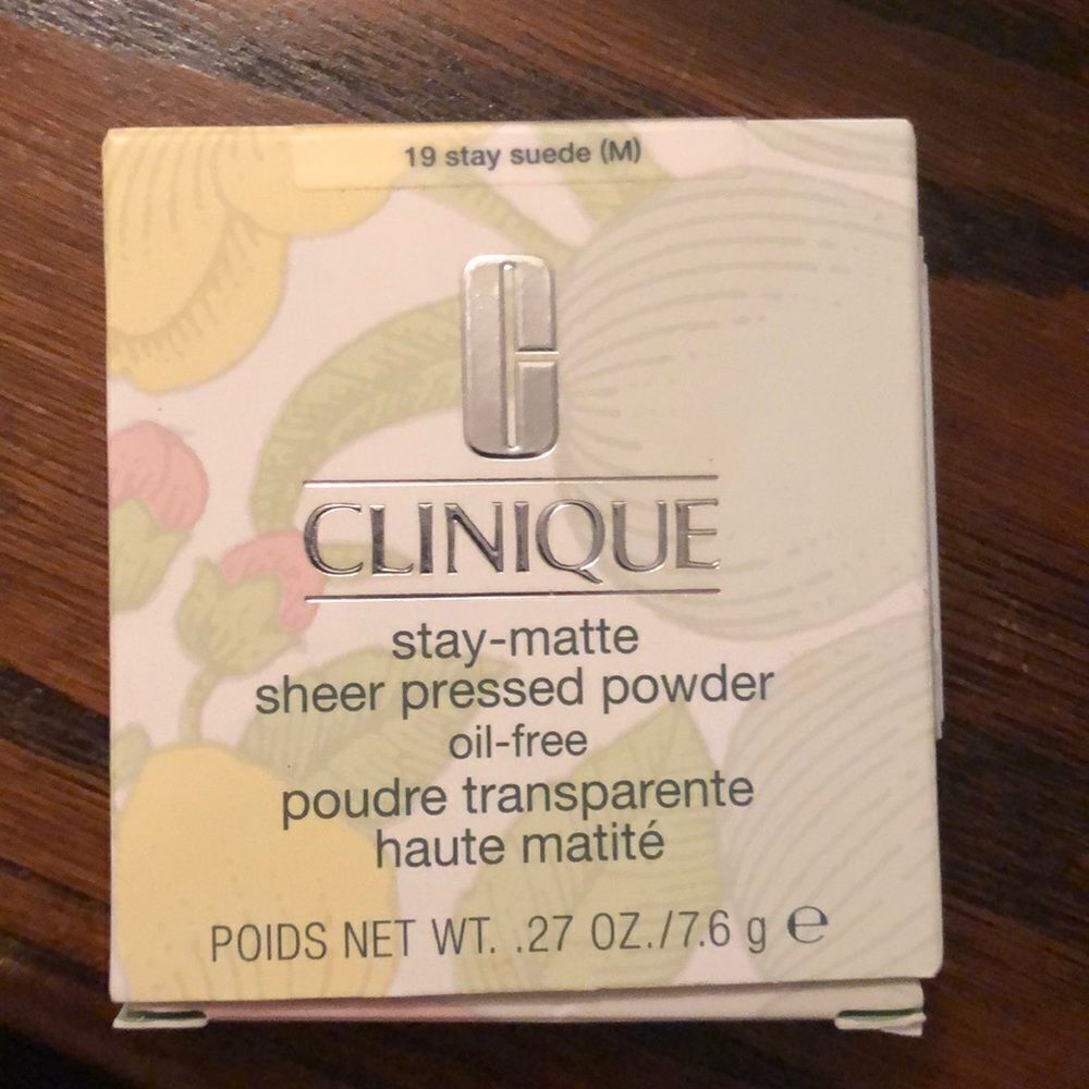 Clinique Stay-MatteโSheerโPressedโPowder